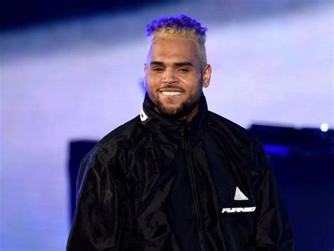 Chris Browns Massive Bulge Goes Viral After Dancer Twerked。